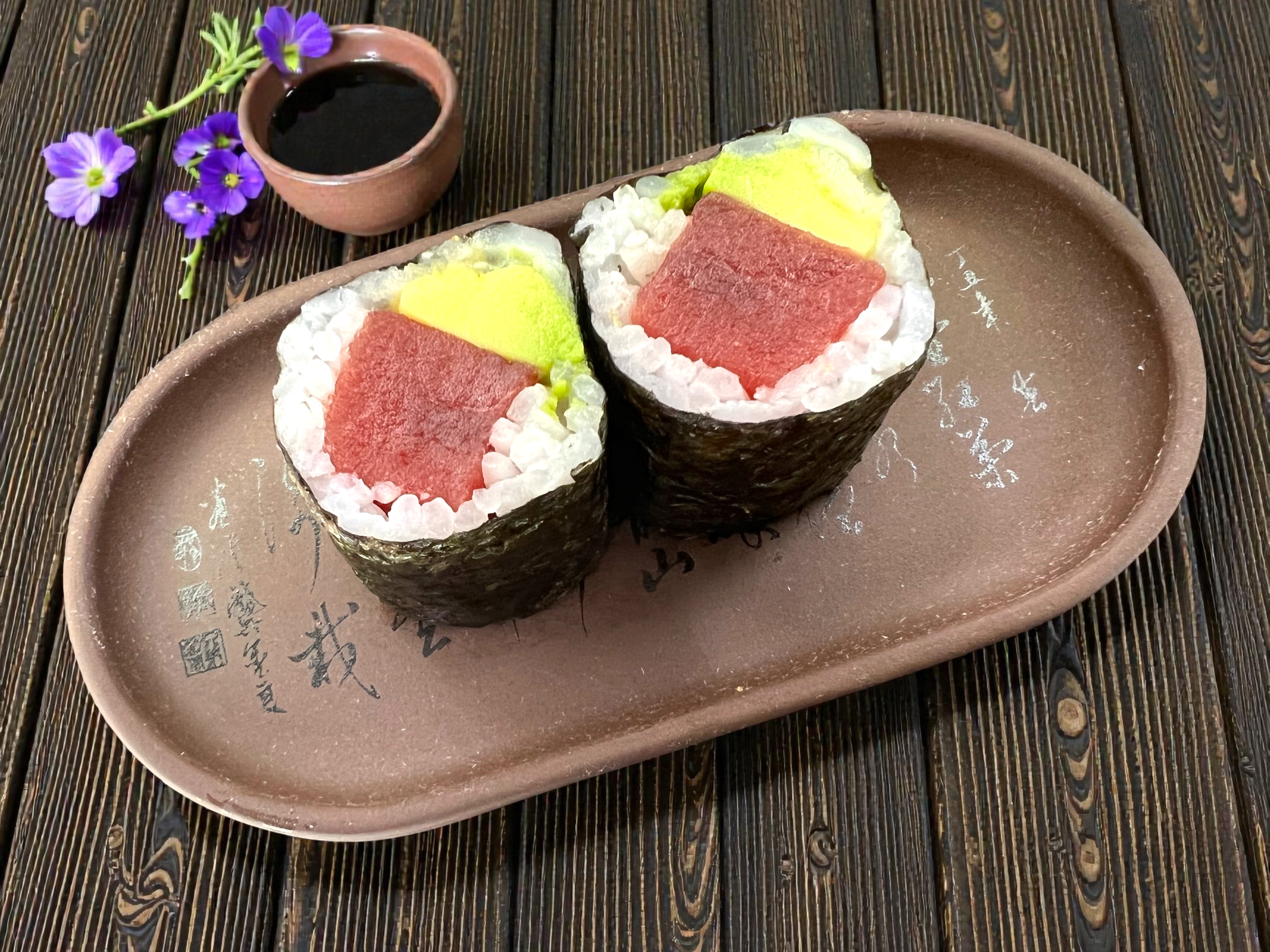 Maki Atún con Aguacate